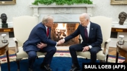 Președintele ales Donald Trump și președintele în exercițiu Joe Biden fac transferul de putere la Casa Albă. 