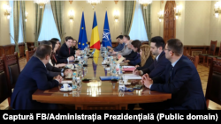 Nicușor Dan (în centru-stânga) vorbind la Cotroceni cu câțiva magistrați, luni, 22 decembrie. 