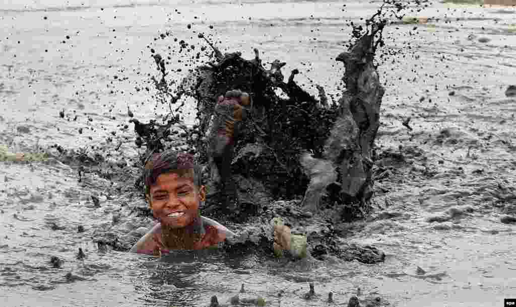 Індыйскі хлопчык плавае ў бруднай сажалцы ў Нью-Дэлі.