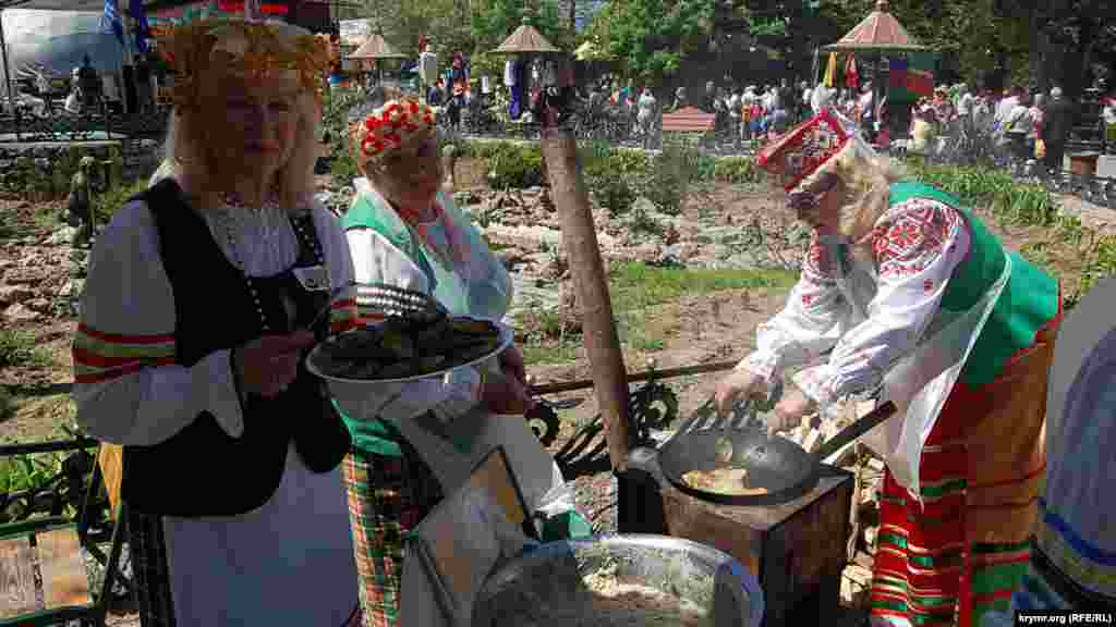 Беларусь ұлттық-мәдени орталығы ұлттық тағамдары - драник қуырды.