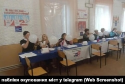 Виборча комісія надуває кульки у кольорах прапора РФ