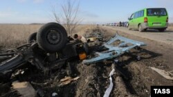 Донецк маңында минаға түсіп қалған шағын жолаушылар көлігінің бөлшектері. Украина, 10 ақпан 2016 жыл.