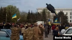 Краматорск – снос памятника Ленину 17 апреля
