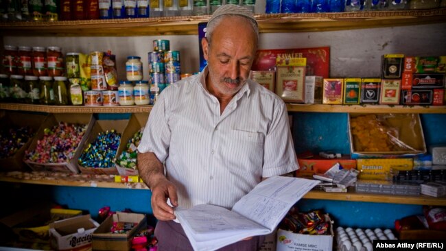 Şamaxı, Dəmirçi kəndi, mağaza sahibi borc siyahısını göstərir, 11 aprel 2014