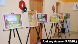 К презентации диска выставили работы юных художников с видами Алматы. 4 февраля 2015 года.