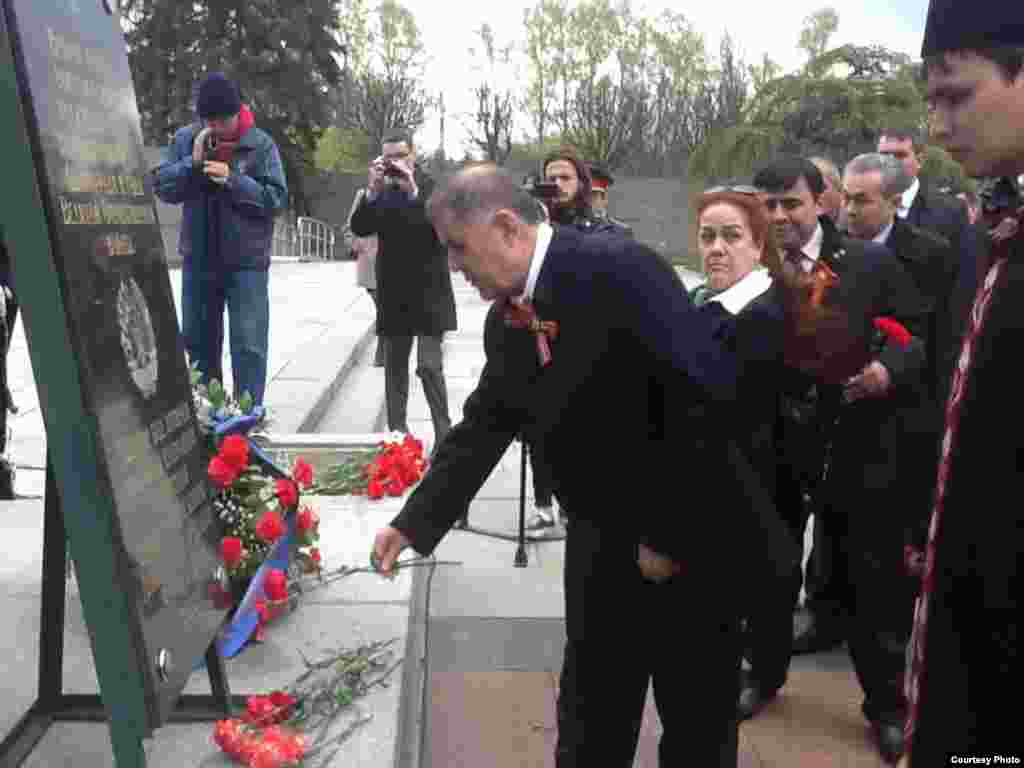 посол Таджикистана А.Достиев возлогает цветы к мемориальному памятнику