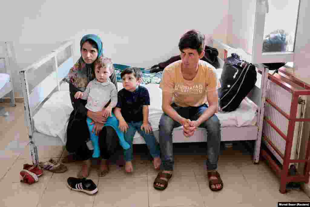 Afgán család a menekültközpontban