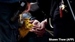 Srbija već duže vreme privodi državljane Kosova pod optužbama za ratne zločine počinjene na Kosovu tokom 1998–1999. godine, a samo tokom 2025. zabeleženo je više takvih hapšenja.