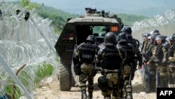 Македонская полиция в районе заграждений на границе с Грецией, 13 апреля 2016.