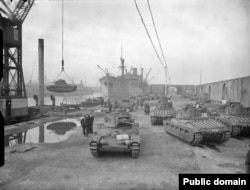 Лендліз в часи Другої світової: британські танки «Матільда» завантажуються на військовий корабель, який попрямує до СРСР