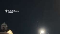 Skup pristalica vlasti Srbije ispred Parlamenta, tokom štrajka glađu majke mladića stradalog u padu nadstrešnice