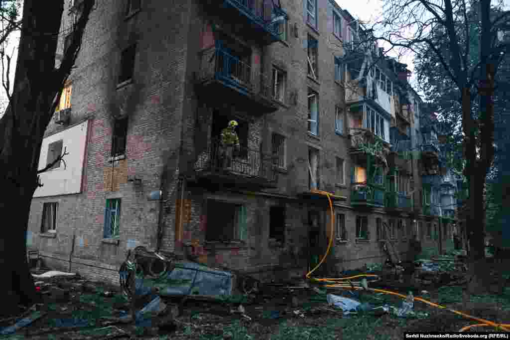 Пожежу в пʼятиповерховому житловому будинку в Солом'янському районі Києва, який горів вночі після атаки РФ, вдалося загасити