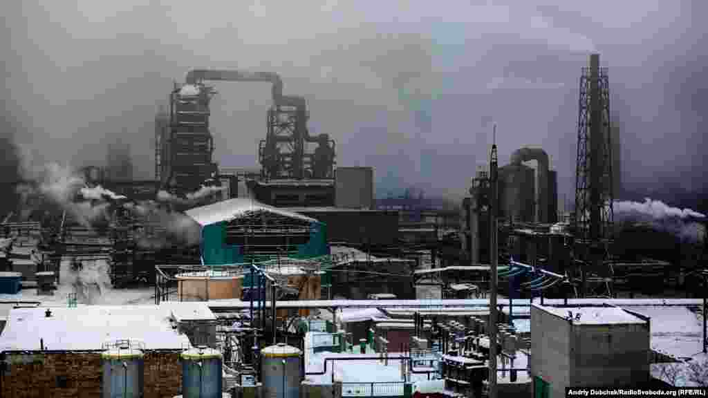 Авдеевский коксохимический завод (АКХЗ) в Донецкой области является одним из крупнейших в Европе из коксохимических предприятий. Его площадь достигает 340 гектаров, здесь работают почти четыре тысячи человек. Днем добыча кокса составляет 9300 тонн