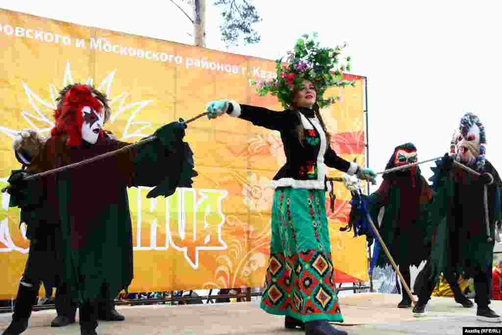 Сәхнәдә "Яз" һәм аның килүенә комачаулык тудырырга тырышучы явызлар