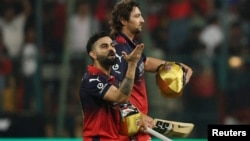 د رایل چیلېنجرز بینګلور وېرات کوهلي د سنرایزرز حیدراباد پر وړاندې بریا لمانځي - د مارچ ۲۸مې انځور. 