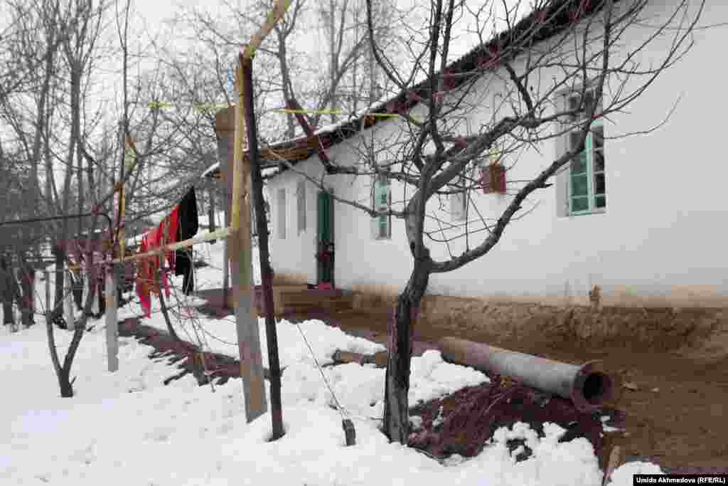 Один из домов в Жамбае. Жители говорят, что свет и газ у них есть благодаря тому, что в районе много зон отдыха.&nbsp;