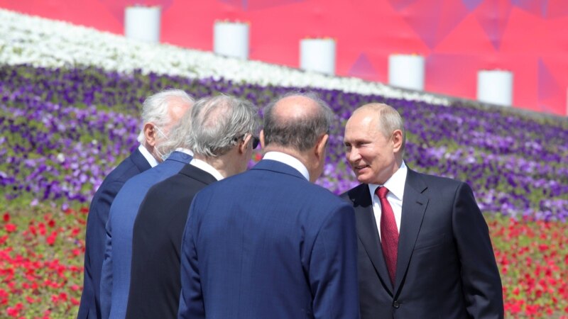 Путин бовар дорад, ки “аксари кулл”-и сокинони Русия ҷонибдори тағйири конститутсия ҳастанд 