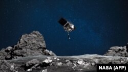 Изображение на НАСА от 11 август 2020 г., което изюстрира как Озирис-Рекс се спуска към астероида Бенну. На тази дата мисията извърши една от репетициите за събиране на проби.