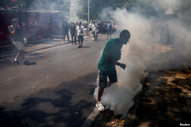 Protestuesit duke u larguar pasi policia përdori edhe gaz losjellës. Tiranë, 2 korrik 2026