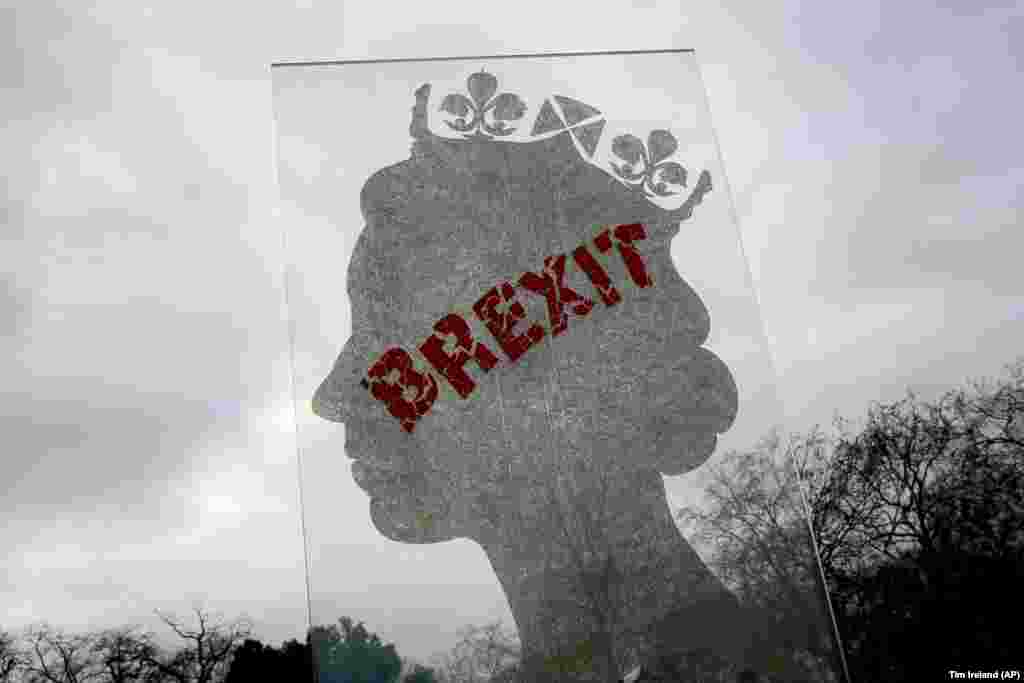 ВЕЛИКА БРИТАНИЈА - Шефот на британската опозиција во парламентот Џереми Корбин поднесе барање за недоверба на премиерката Тереза Меј откако таа одби да организира гласање за спогодбата за Брегзитот пред идниот месец.