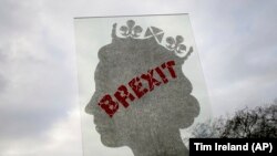 U.K. -Matt Marga, egy Londonban élő olasz művész térplasztikája, ami az "Egymillió Királynő" nevet viseli, és II. Erzsébet angol királynő profilját ábrázolja. London, Egyesült Királyság, 2018. december 10.
