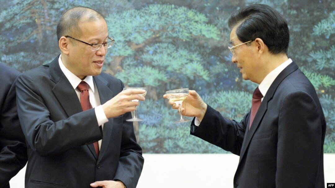 Президент Филиппин Бениньо Акино и председатель КНР Ху Цзиньтао (слева направо)