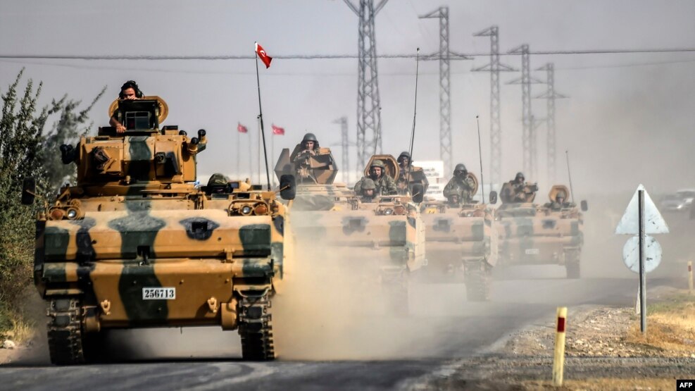 Tanket turke duke hyrë në Siri.