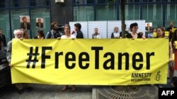 Aktivistët e Amnesty International kishin kërkuar lirimin e kryetarit të nderit në Turqi të kësaj organizate, Taner Kilic