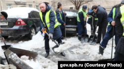 Александр Беглов убирает снег, 2019 год