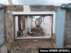 Руины дома на станции Нура, оставшиеся после затопления и разбора владельцами. Этот дом подлежит сносу. 17 мая 2015 года.