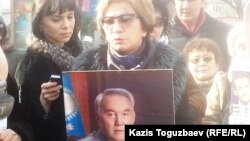 Главный редактор журнала ADAM bol Гульжан Ергалиева на акции протеста. Алматы, 12 января 2015 года. 