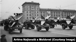 Rachete S-75 Dvina de producție sovietică la o paradă militară din centrul Chișinăului în anul 1968