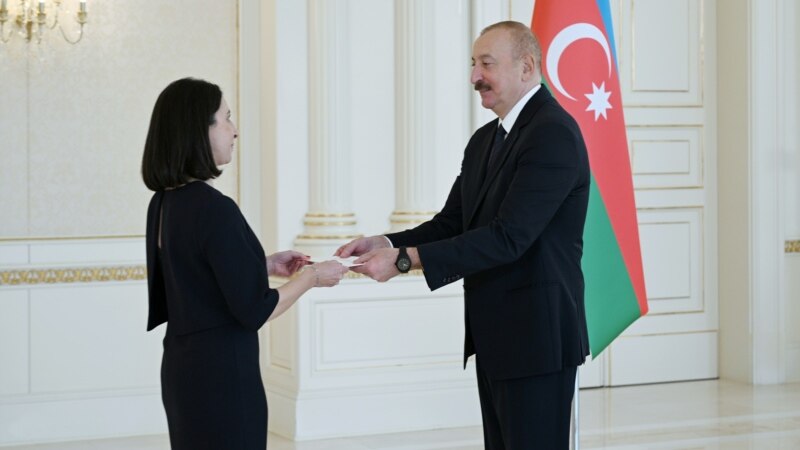 Prezident Fransa ilə münasibətlərin düzəldiyini deyir