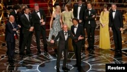 Actorul Michael Keaton (stânga) şi regizorul Alejandro Inarritu la înmânarea premiilor Oscar, 22 februarie 2015
