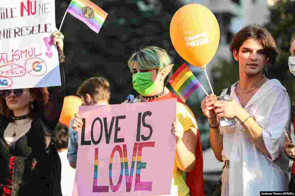 Tineri participă la Bucharest Pride.