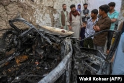 Афганці зібралися біля місця вибуху через день після авіаудару американського безпілотника по об'єкту угруповання «Ісламська держава». Кабул, 30 серпня, 2021 року