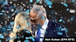 Израелскиот премиер Бенјамин Нетанјаху и неговата сопруга ја прославуваат изборната победа. 