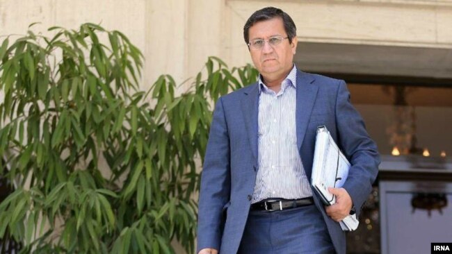 عبدالناصر همتی، رئیس بانک مرکزی ایران، میگوید: «امروز بانکها با ناترازی وحشتناکی مواجه هستند و به دنبال این هستیم که آرام آرام شرایط بانکی را مدیریت کنیم».