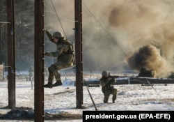 Тренування українських військовослужбовців під час візиту Петра Порошенка 169-го навчального центру «Десна» Сухопутних військ ЗСУ на Чернігівщині, 28 листопада 2018 року