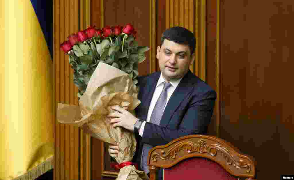 Ukrainanyň täze bellenen premýer-ministri Wolodymyr Hroysman parlamentde eli çemenli dur, Kiýew, 14-nji aprel. Ol ses berişlikden öň "Men size ýurda ýolbaşçylyk etmegiň nämedigini görkezerin" diýdi. (Reuters/Valentyn Ogirenko)
