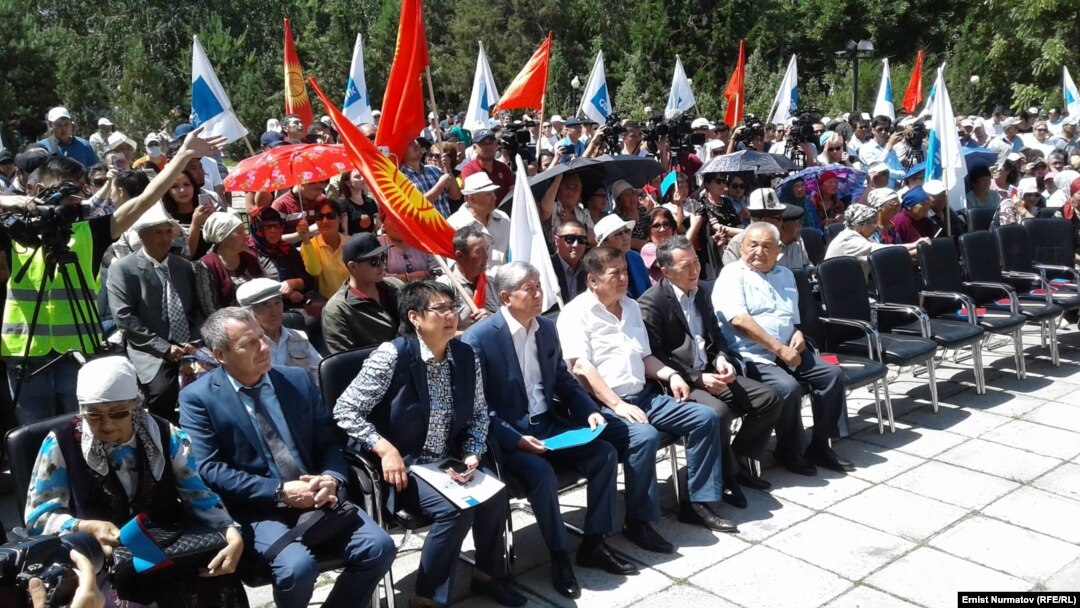 Алмазбек Атамбаев митингде.