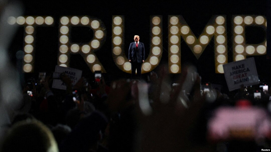 Donald Trump urcă pe scenă la Convenția națională republicană (RNC) din Milwaukee, Wisconsin, în iulie 2024. 