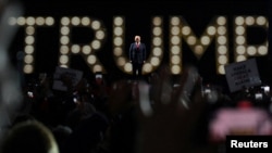 Donald Trump urcă pe scenă la Convenția națională republicană (RNC) din Milwaukee, Wisconsin, în iulie 2024. 