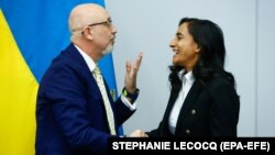 Міністар абароны Ўкраіны Аляксей Рэзьнікаў і міністарка абароны Канады Аніта Ананд. Брусэль, кастрычнік 2022