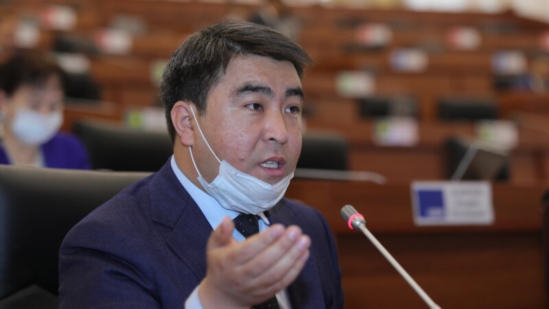 Депутат Акаев: Коменданттык саатсыз өзгөчө абал жарыялап, шайлоону токтото туруу керек