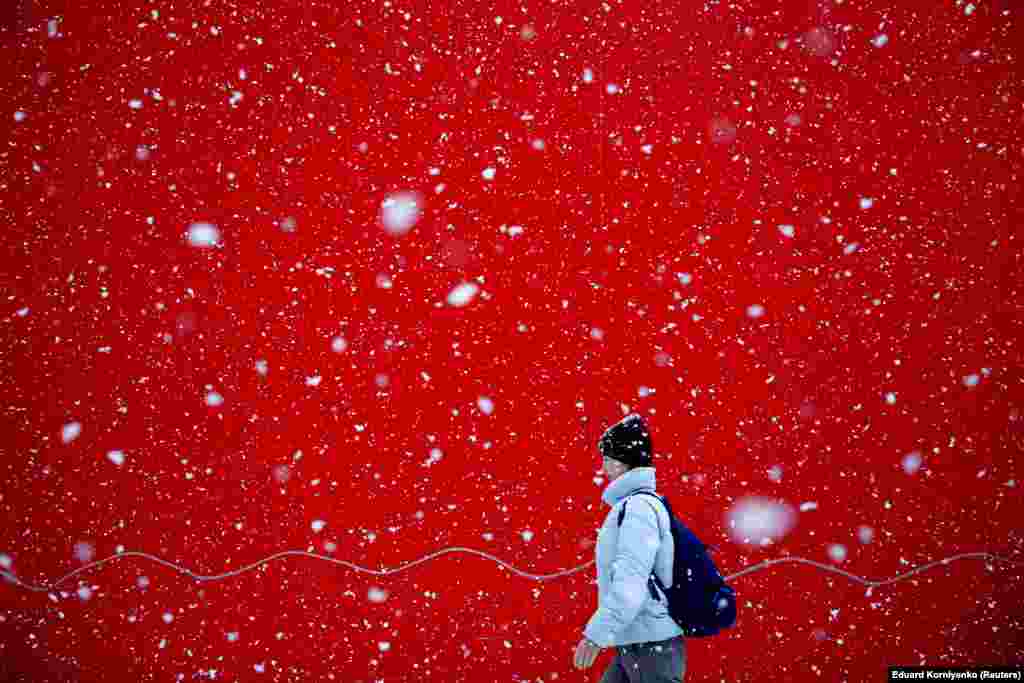 A pedestrian walks along a street during heavy snowfall in Stavropol, Russia, on January 29, (Reuters/Eduard Komyenko)