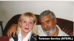 Turkmen poet Shirali Nurmuradov with his wife, Natalia Shimovskaya (file photo)