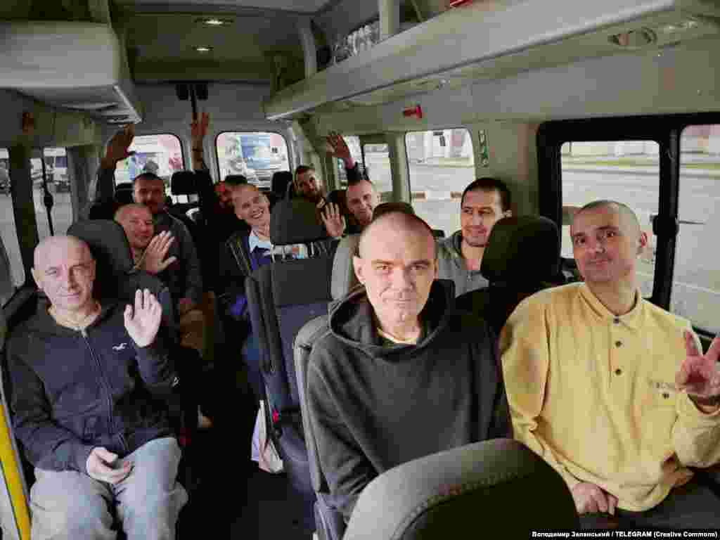 А Володимир Зеленський повідомив про нинішній обмін: «Сьогодні в межах спеціального етапу обміну повертаємо 10 наших воїнів – через Білорусь»