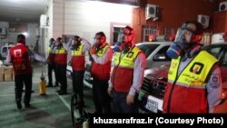 این تصویر که تاریخ گرفته شدن آن مشخص نیست شماری از آتشنشانان اهوازی را نشان میدهد