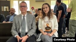 ევროპარლამენტარი ლენა შილინგი მზია ამაღლობელის სასამართლოს გერმანიის, შვედეთისა და ესტონეთის ელჩებთან ერთად დაესწრო.